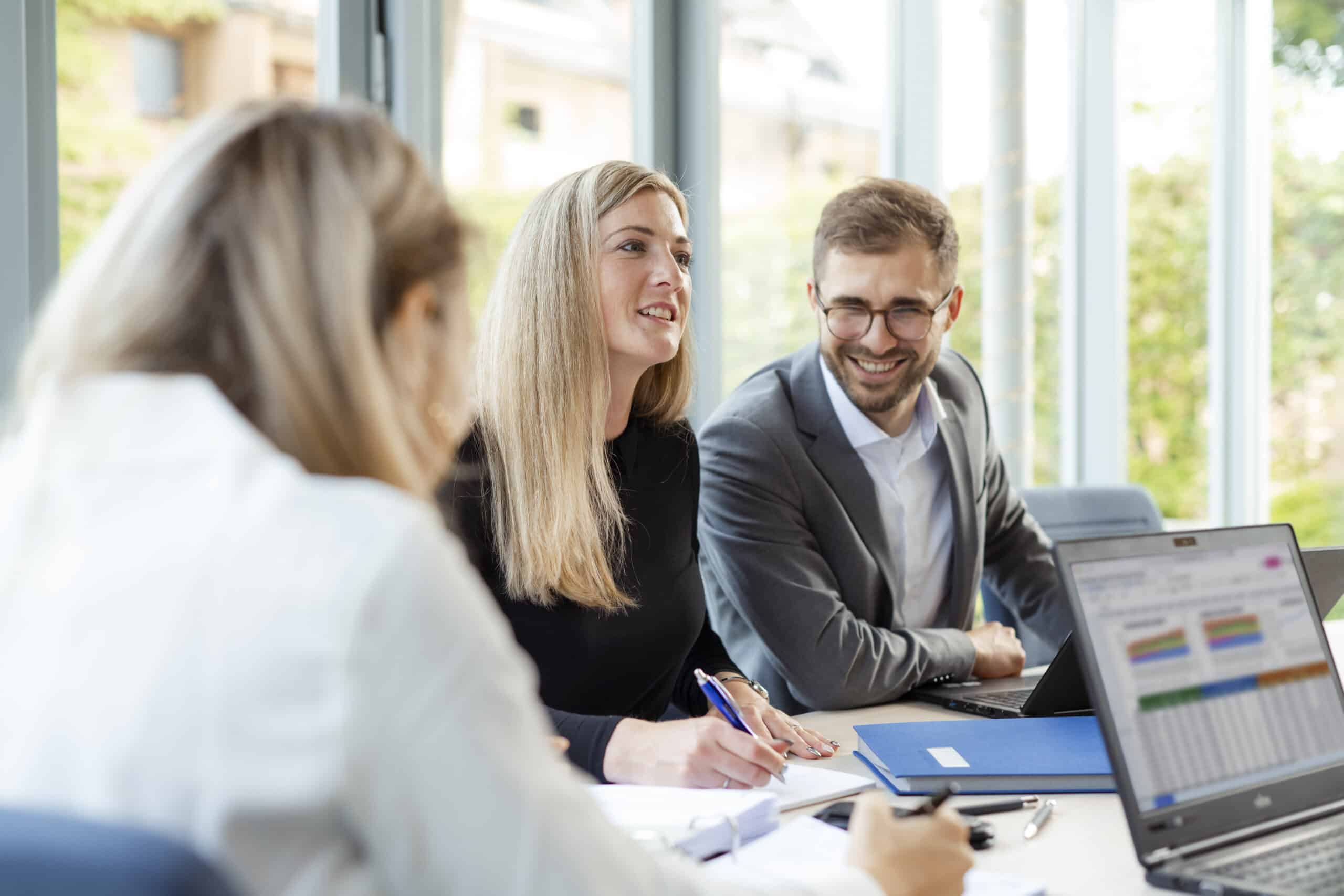 Drei Mitarbeiter haben ein Meeting